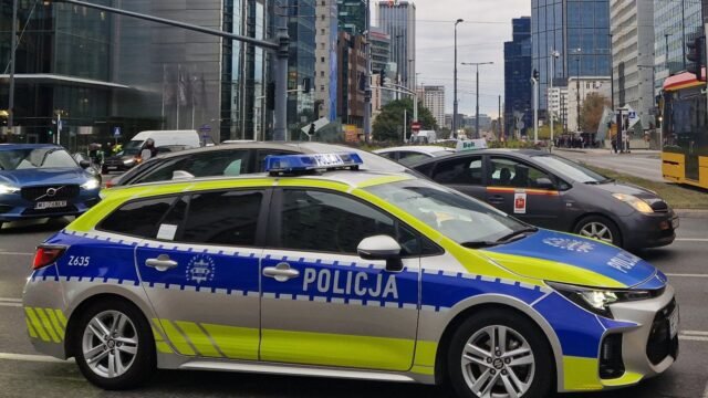 Radiowóz policji w Warszawie
