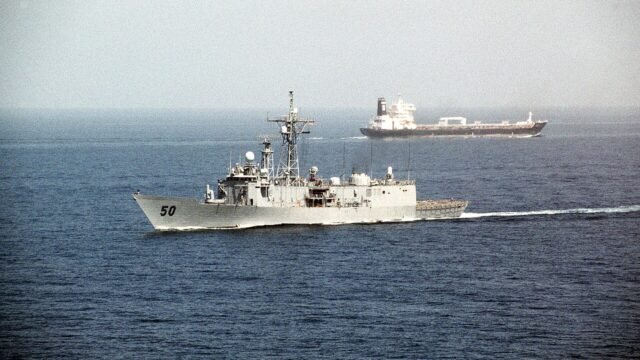 Fregata USS Taylor mija tankowiec w cieśninie Ormuz
