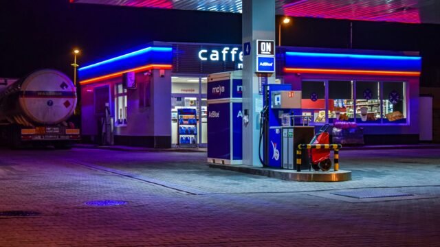 Stacja benzynowa oświetlona neonami nocą, zdjęcie ilustracyjne