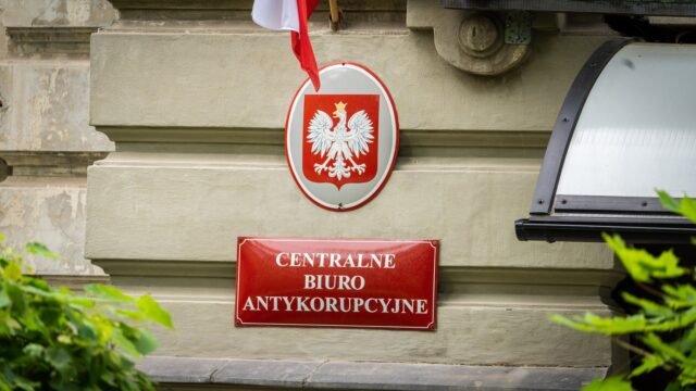 Tablica Centralnego Biura Antykorupcyjnego na budynku