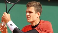 Zdjęcie do artykułu: Hurkacz miał piłkę meczową, ale przegrał z Rune w Bazylei. Poleciała rakieta