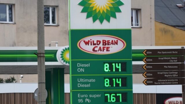 Tablica z cenami paliw w złotych na stacji benzynowej w Polsce