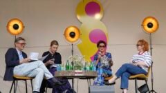 Jolanta Kwaśniewska z mikrofonem podczas panelu na scenie Festiwalu Słowa w Wiśle